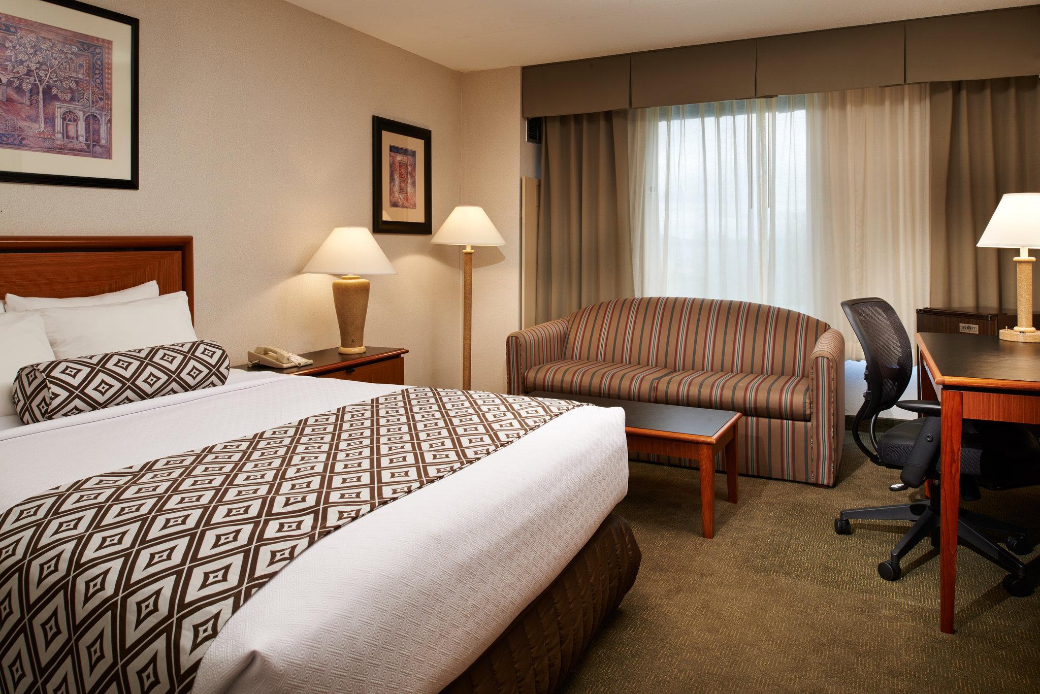 Hotel Crowne Plaza Auburn Hills By Ihg Exterior foto