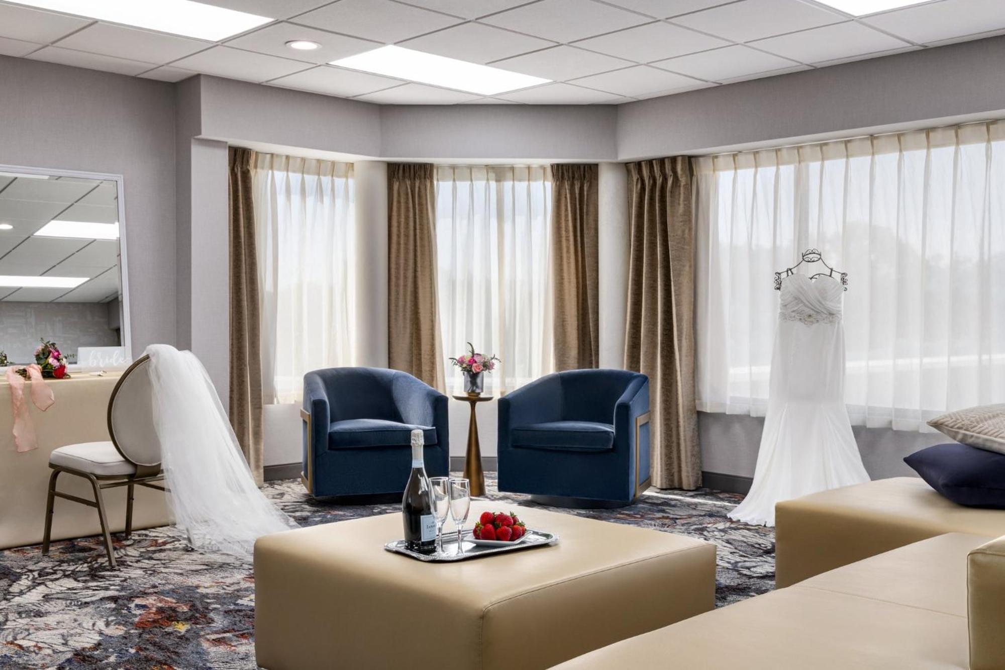 Hotel Crowne Plaza Auburn Hills By Ihg Exterior foto