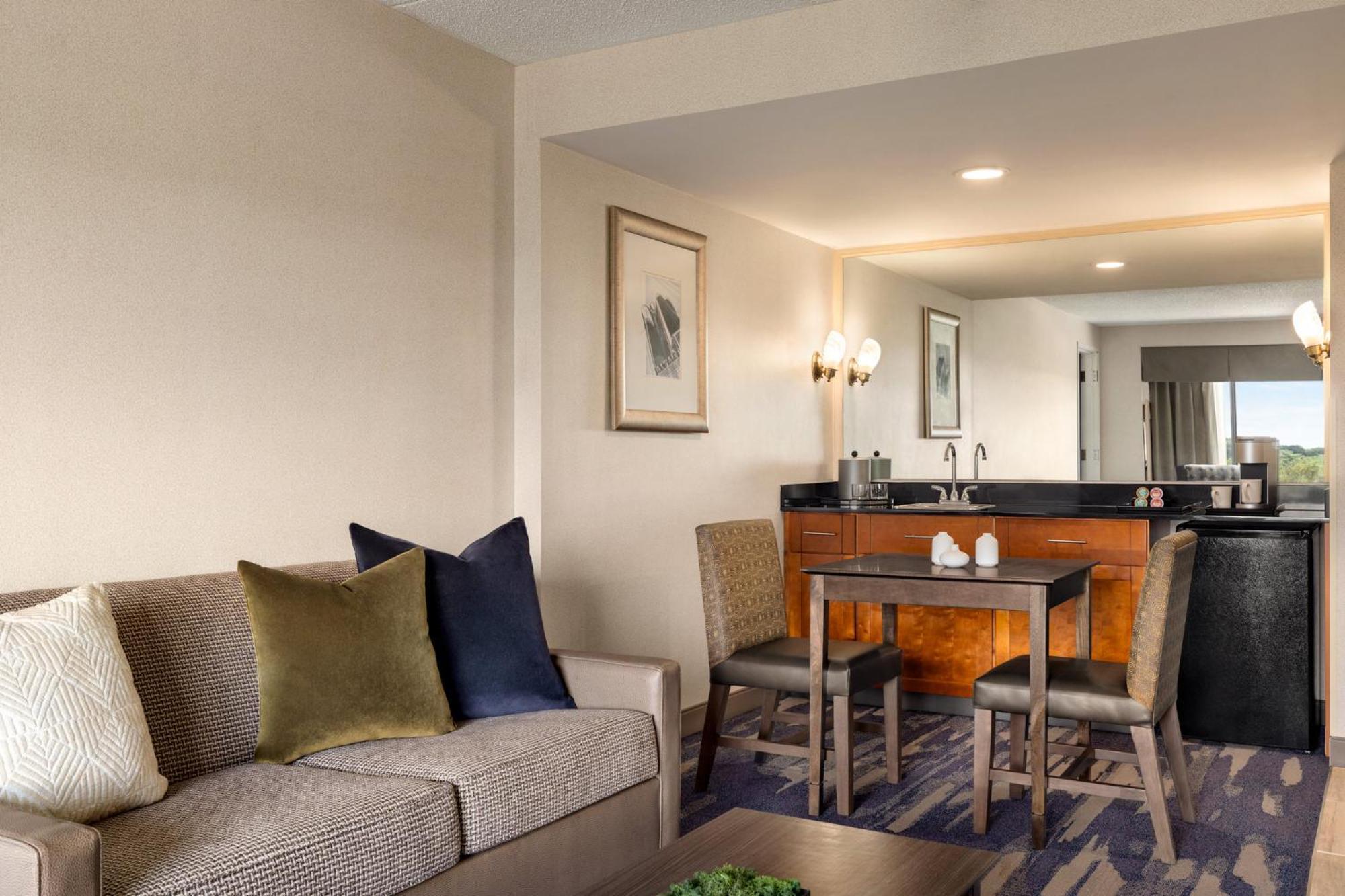 Hotel Crowne Plaza Auburn Hills By Ihg Exterior foto