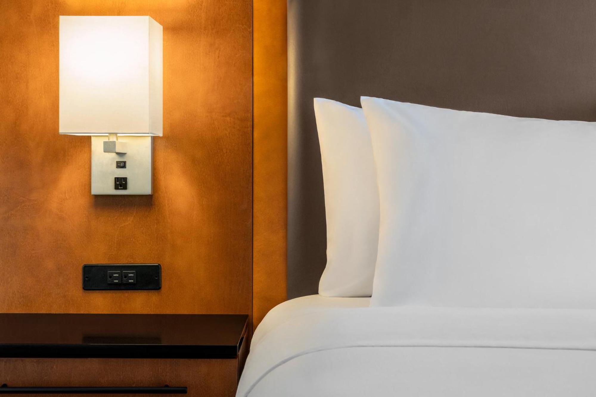 Hotel Crowne Plaza Auburn Hills By Ihg Exterior foto